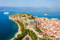 Vista aerea di Nauplia con il Castello Veneziano e il centro storico del borgo marinaro della Grecia