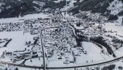 Vista aerea di Nesbyen ricoperta dalla neve in inverno, Norvegia