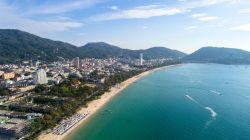 Vista aerea di Patong beach, una delle spiagge famose di Phuket in Thailandia - © BBCreative / Shutterstock.com