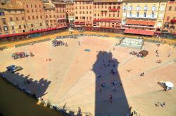 Vista aerea di Piazza del Campo durante la preparazione del tracciato del Palio di Siena
