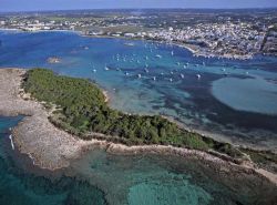 Vista aerea di Porto Cesareo: in primo piano l'isola dei Conigli, a desta il borgo marinaro ed il porto a sinistra la spiaggia del Conchiglia azzurra, lo Scalo di Furno e la Spiaggia delle ...