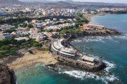 Vista aerea di Praia, città di 130.000 abitanti nell'isola di Santiago. Praia è la città più grande e la capitale di Capo Verde.