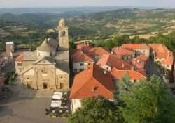 Vista aerea di Roccaverano nelle Langhe in Piemonte. Sulla sinistra la chiesa di Santa Maria Annunziata