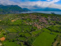 Vista aerea di San Felice del Benaco e Rocca di Manerba sul Lago di Garda in Lombardia