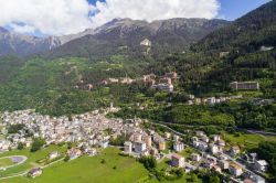 Vista aerea di Sondalo in Valtellina, famosa per il sanatorio Morelli in zona rialzata sulla valle della Lombardia.
