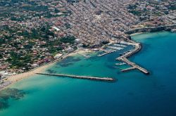 Vista aerea di Terrasini in provincia di Palermo e il suo mare turchese