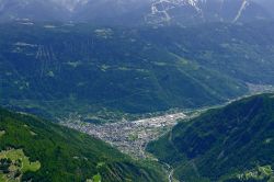 Vista aerea di Tirano e Villa di Tirano in Valtellina, Lombardia