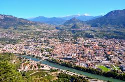 Vista aerea di Trento: il fiume Adige, la città e le Alpi sullo sfondo