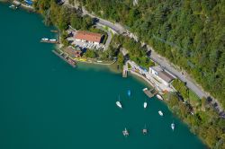 Vista aerea di una spiaggia sul Lago di Barcis in Friuli