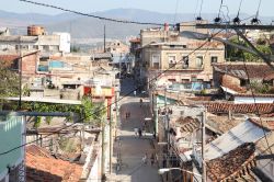 Vista aerea su una strada di Santiago de Cuba, con i tipici tetti di tegole rosse e i cavi elettrici.