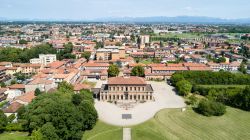 Vista aerea di Varedo e la storica Villa Bagatti Valsecchi in Lombardia