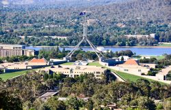 Vista aerea del parlamento di Canberra, Australia - Quando la precedente sede provvisoria del Parlamento fu trasformata in un museo, quella attuale e definitiva presente nell'immagine, che ...