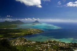 Vista aerea su Le Morne Brabant e il villaggio di Tamarin a Mauritius - Uno splendido scorcio panoramico su Le Morne Brabant, penisola situata sull'estremità sud occidentale dell'isola ...