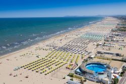 Vista area della spiaggia di Rimini