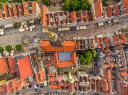 Danzica: la città vecchia dalla vista dall'alto. Vista con la piazza del mercato lungo e il museo storico