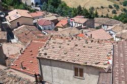 Posta ad oltre 1000 metri di quota, la cittadina di Pietrapertosa è spesso investita da forti venti. Per questo motivo i tetti del centro storico presentono le tegole bloccate da pesanti ...