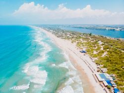 Vista con drone della bella spiaggia di Sabaudia nel Lazio