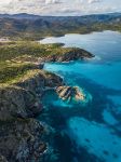 Vista con drone della costa di Capo Malfatano vicino a Teulada, sud Sardegna