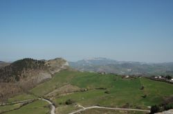 Vista da San Leo, la citta fortezza in direzione San Marino