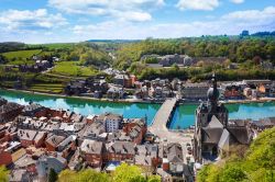 Una vista di Dinant, adagiata sul fiume Mosa, che qui nel centro della cittadina è attraversato dal ponte Charles De Gaulle - foto © Sergey Novikov / Shutterstock.com