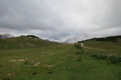 Vista dal rifugio Sennes a San Vigilio di Marebbe, Trentino Alto Adige. Nonostante il cielo grigio e coperto, il panorama che si ha sulle montagne circostanti il rifugio è mozzafiato.
 ...