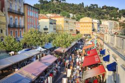 Vista dall'alto del famoso mercato dei fiori di Cours Saleya a Nizza - © Andreas Prott / Shutterstock.com