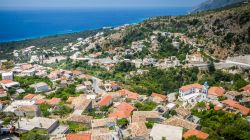 Vista dall'alto del villaggio di Dhermi nel sud dell'Albania