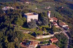 Vista dall'alto della Rocca di Montemurlo in Toscana, provincia di Prato  - © Massimilianogalardi, CC BY-SA 3.0, Wikipedia