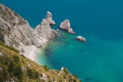 Vista dall'alto della spiaggia delle 2 sorelle a Sirolo