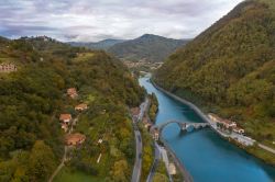 Vista dall'alto della vallle del fiume Serchio e il ponte medievale di Borgo a Mozzano