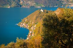 Vista dall'alto di Monte Isola, Lago d'Iseo. Con un'area totale di 12,8 chilometri quadrati, Monte Isola è il bacino lacustre più grande d'Italia e dell'Europa ...