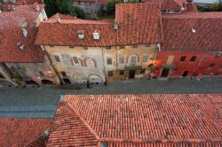 La vista dall'alto di una via di Saluzzo, Piemonte