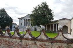 Vista dall'esterno del complesso di Villa Badoer, capolavoro del Palladio e Fratta Polesine, in Veneto - © NG8 / Shutterstock.com