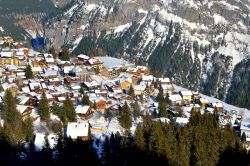 Vista dall'alto del borgo di Murren in Svizzera. E 'il villaggio più alto del Canton Berna a essere abitato tutto l'anno e si trova su una terrazza naturale posta di fronte ...