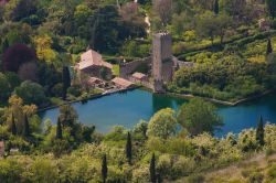 Vista dall'alto del Giardino della Ninfa a Cisterna di Latina, Lazio - © Buffy1982 / Shutterstock.com