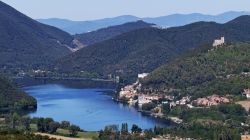 Vista dall'alto del lago di Piediluco e il borgo omonimo in Umbria