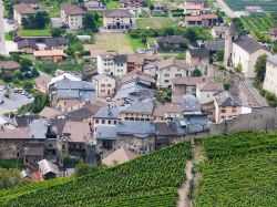 Vista dall'alto del villaggio di Saillon in Svizzera francese