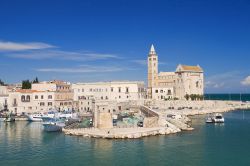 Vista dall'alto della cattedrale di Trani affacciata sul mare, Puglia.
