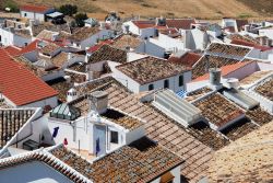 La vista dal castello dei tetti di Olvera: questo borgo dell'Andalusia (Spagna) si trova lungo la cosiddetta "ruta de los pueblos blancos" - © Philip Lange / Shutterstock.com ...