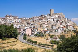 Vista del borgo di Deliceto, dominato dalla torre quadrata del Castello Normanno. Siamo nell'entroterra della provincia di Foggia, in Puglia.