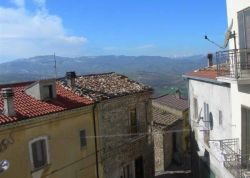 La vista del borgo di Palata in direzione dell'Appennino molisano