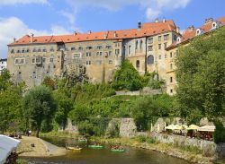 Estate sulla Moldava - scorcio del centro storico di Cesky Krumlov, Repubblica Ceca: La Moldava scorre dolcemente intorno al centro storico della città, incorniciando con grazia i suoi ...