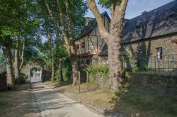 Vista del Castello di Rochefort-en-Terre in Bretagna: Come tanti borghi dell’area, Rochefort ha un suo castello, fondato nel XII secolo e ricostruito nel XVII, rivalutato pienamente nel ...