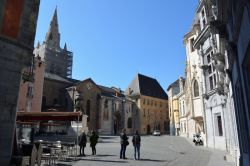 Vista del centro storico di Grenoble in Francia. Qui si possono ammirare edifici antichi e moderni.
