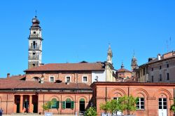 Vista del centro storico di Racconigi in Piemonte, famoso per il Castello dei Savoia - © maudanros / Shutterstock.com