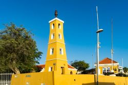 Vista del faro e dei cannoni sul lungomare di Kralendijk, isola di Bonaire. Siamo nel territorio di una delle isole ABC, ovvero le tre poste più a occidente delle Isole Sottovento, nelle ...