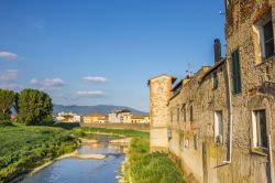 Vista del fiume Bisenzio e del centro storico di Campi Bisenzio in Toscana