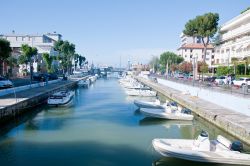 Vista del molo di Riccione con le barche ormeggiate, ...