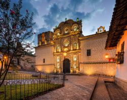 Vista della chiesa di Belén a Cajamarca, Perù. Una suggestiva immagine notturna del complesso monumentale di Belén costruito nel XVIII° secolo. Comprende la chiesa, ...
