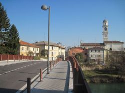 Vista della cittadina di Brugnera ripresa dal ponte sul fiume Livenza, Friuli Venezia Giulia - © Il dotor, CC BY-SA 3.0, Wikipedia